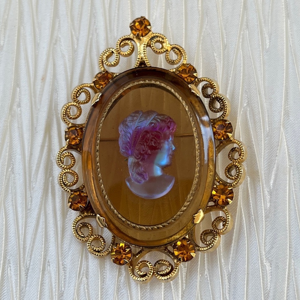 VINTAGE Celebrity NY Signed Iridescent Cameo Brooch Glass Gold Tone Metal